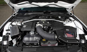 Der Motor des Ford Mustang SF700 von Schropp bei geöffneter Motorhaube.