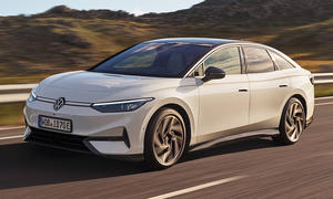VW ID.7 (2023); fahrend, schräg vorne
