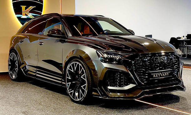 Audi RS Q8 STB-1011 Keyvany steht im Showroom, Ansicht von vorne rechts.