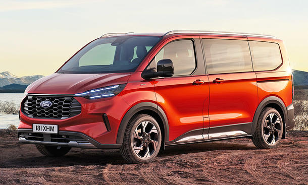 Ford E-Tourneo Custom (2024) statisch, Ansicht von vorne links.